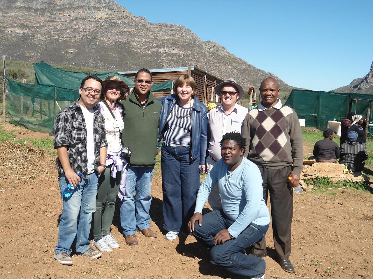Débora Barenboim-Salej, cônsul-geral na Cidade do Cabo, acompanha missão de cooperação para bancos de sementes na província de Western Cape. A embaixadora posa para a foto junto com técnicos e funcionários locais do consulado.